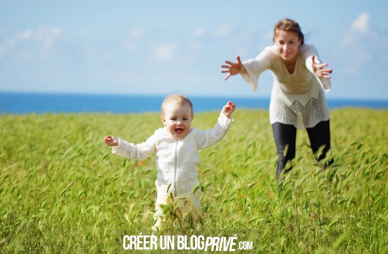 Premiers pas de bébé et apprentissage de la marche, partagez vos photos en toute sécurité avec vos proches en créant votre espace privé