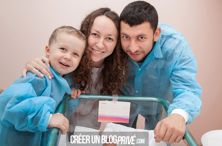 Créer un blog photo 100% privé permet aux familles expat de partager à distance la naissance de bébé avec leurs proches