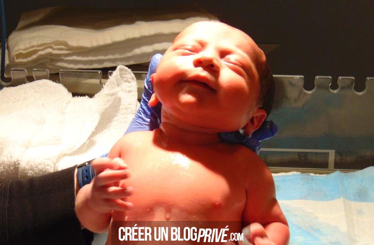 Photos de maternité : Entre la qualité de la lumière souvent très mauvaise, le décor pas du tout adapté pour créer de jolis souvenirs de naissance, le photographe de naissance n'aura pas la possibilité de faire de jolies photos
