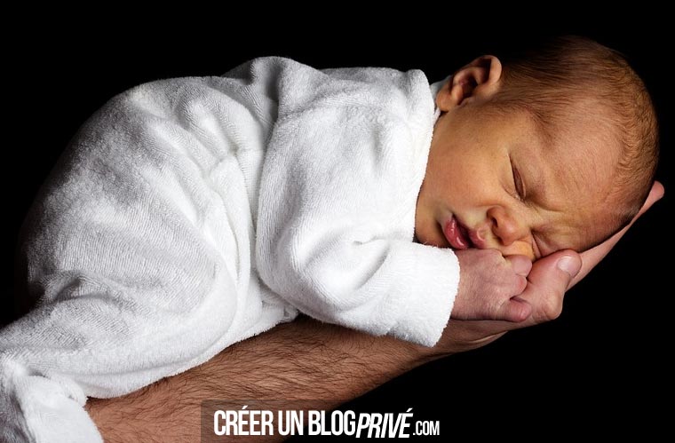 Avec l'émergence des "smartphones photo" de qualité, de plus en plus de familles immortalisent elles-mêmes la naissance de leur bébé à la maternité, ou une fois de retour à la maison